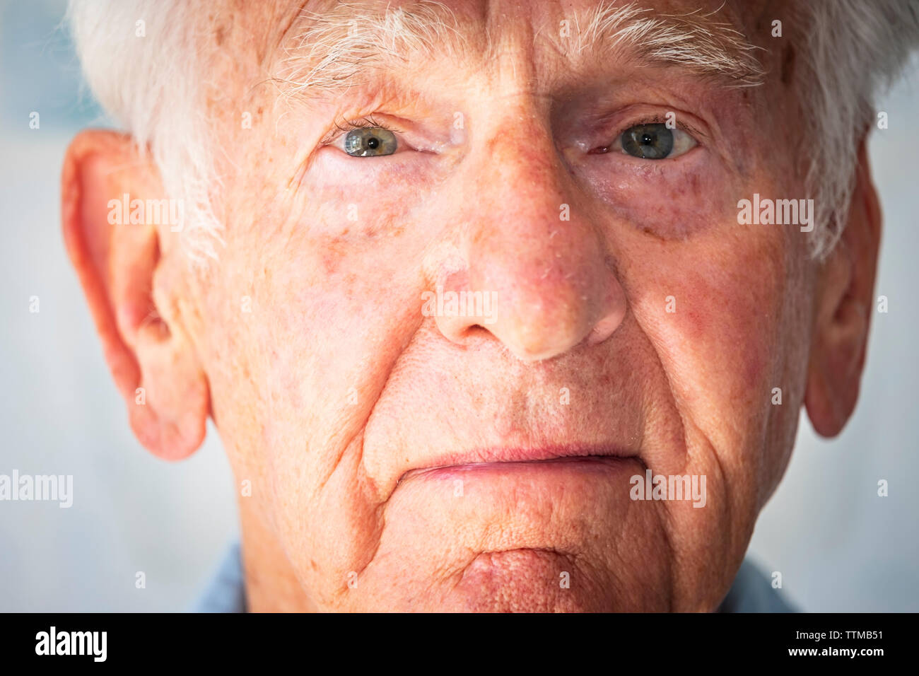 Close-up verticale del triste uomo senior Foto Stock