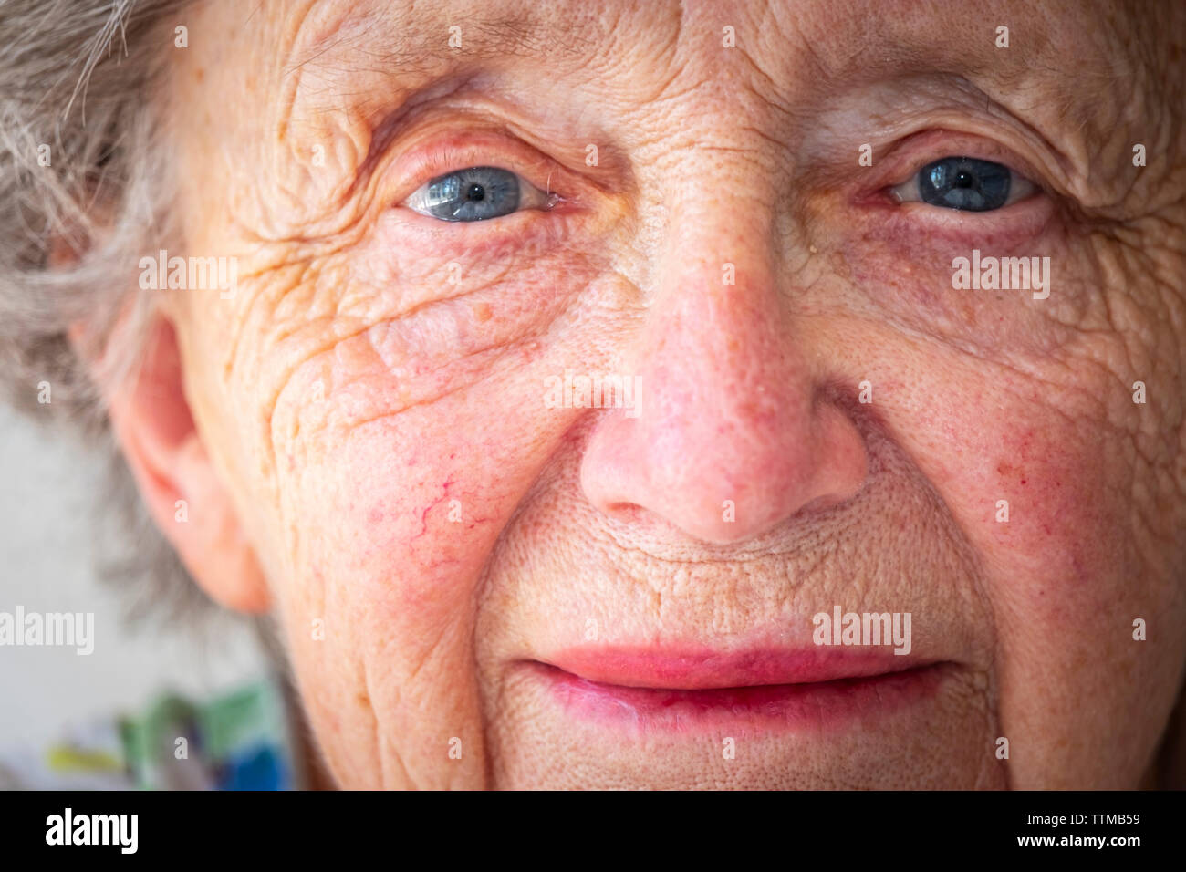 Close-up verticale di sorridere senior donna Foto Stock