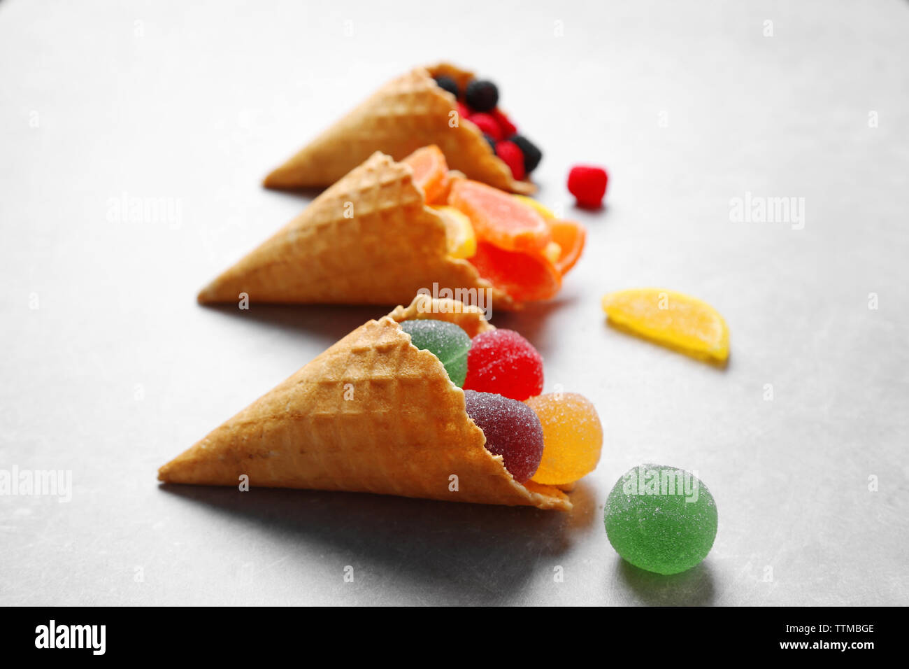 Il dessert in cono gelato su sfondo chiaro Foto Stock