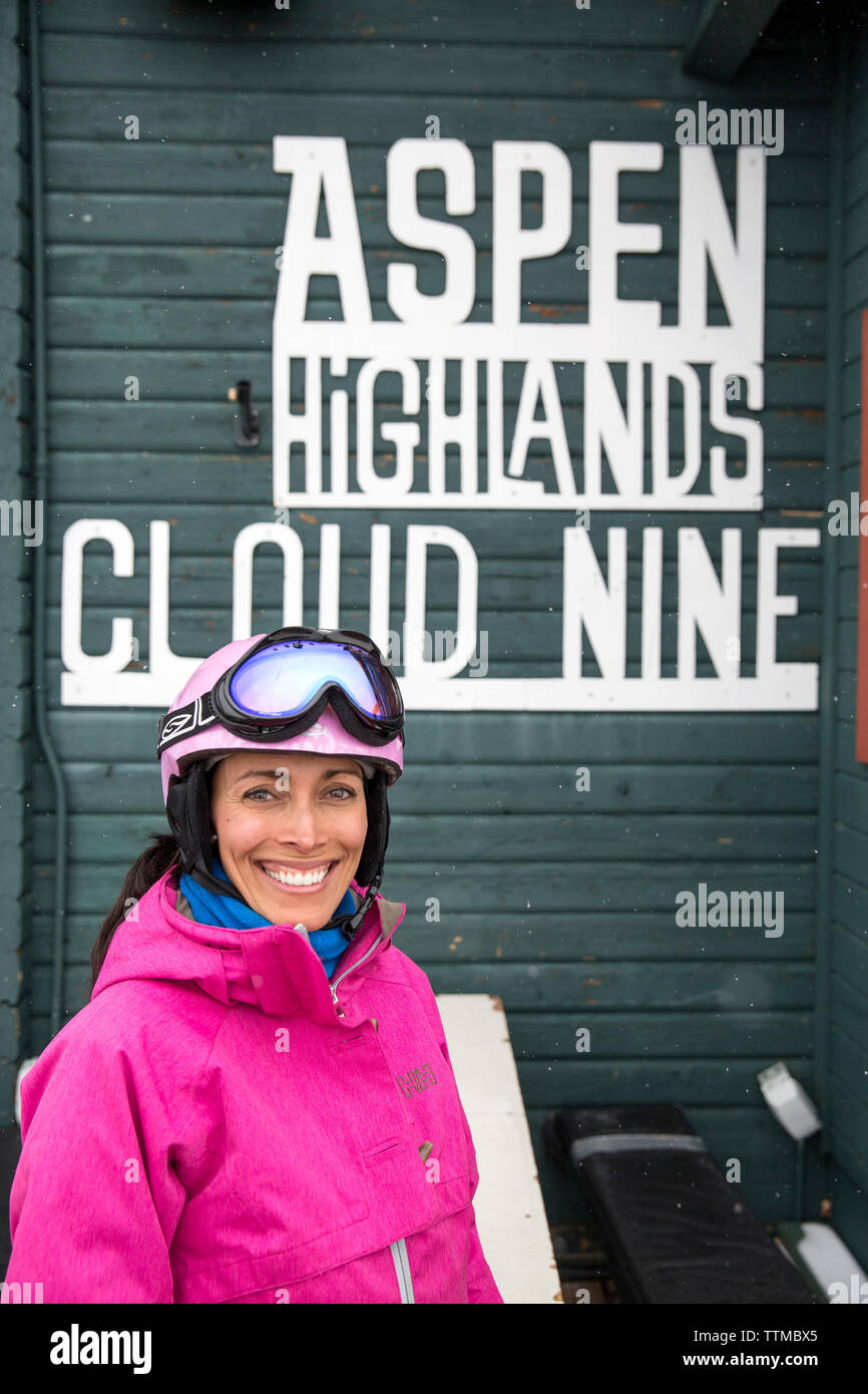 Stati Uniti d'America, Colorado, Aspen, una donna sorride davanti al ristorante Cloud, Aspen Highlands Ski Resort Foto Stock