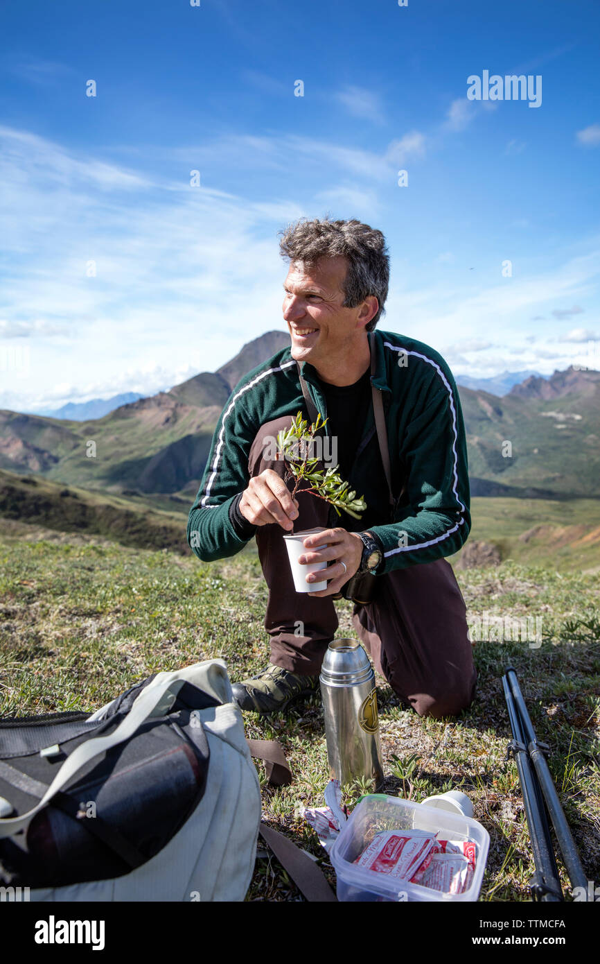 Stati Uniti d'America, Alaska Denali, Denali National Park, guida escursionistica e naturalista locale Jeffery Ottmers, spiega la flora e la fauna e insegna al partecipante Foto Stock