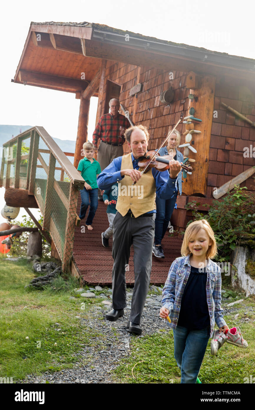 Stati Uniti d'America, Alaska, Omero, Cina Poot baia Kachemak Bay, uno dei dipendenti a suonare il violino per gli altri a Kachemak Bay Wilderness Lodge Foto Stock