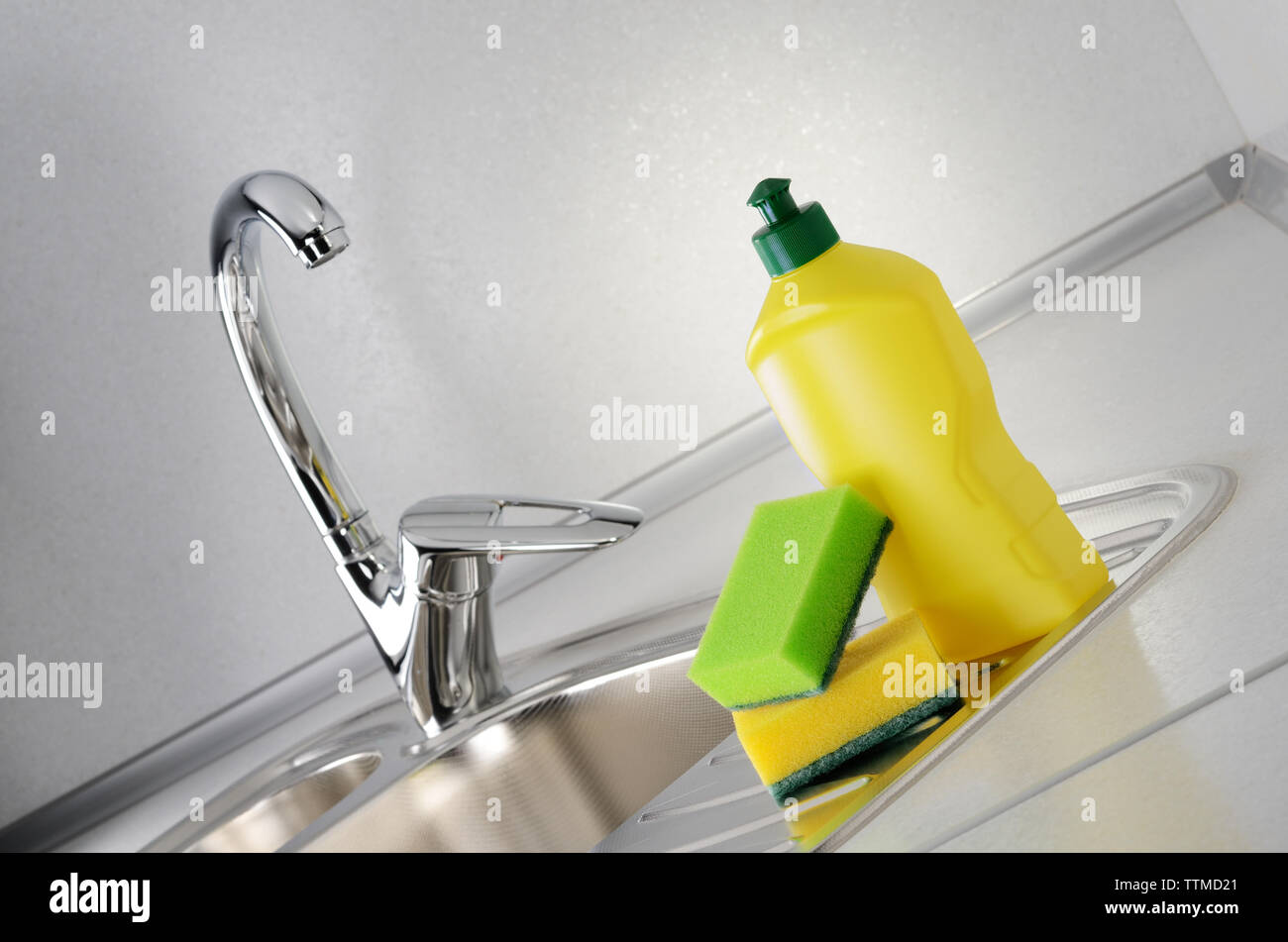 Detersivo liquido per stoviglie con una spugna sul lavello da cucina Foto Stock