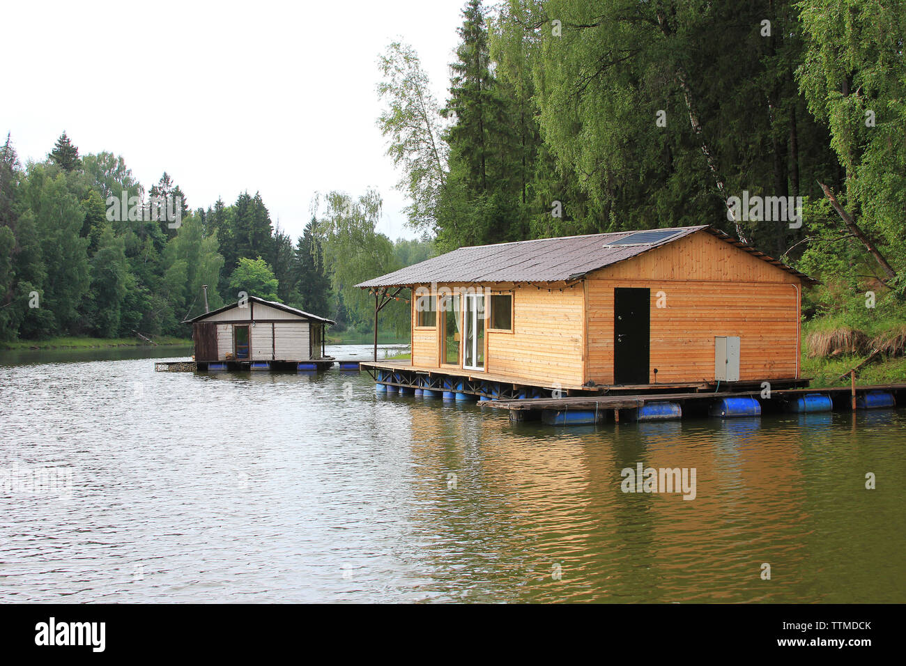 Una casa di legno vicino all'acqua. L'estate. Rilassatevi sul fiume. Un capanno un a galla. Istra Foto Stock