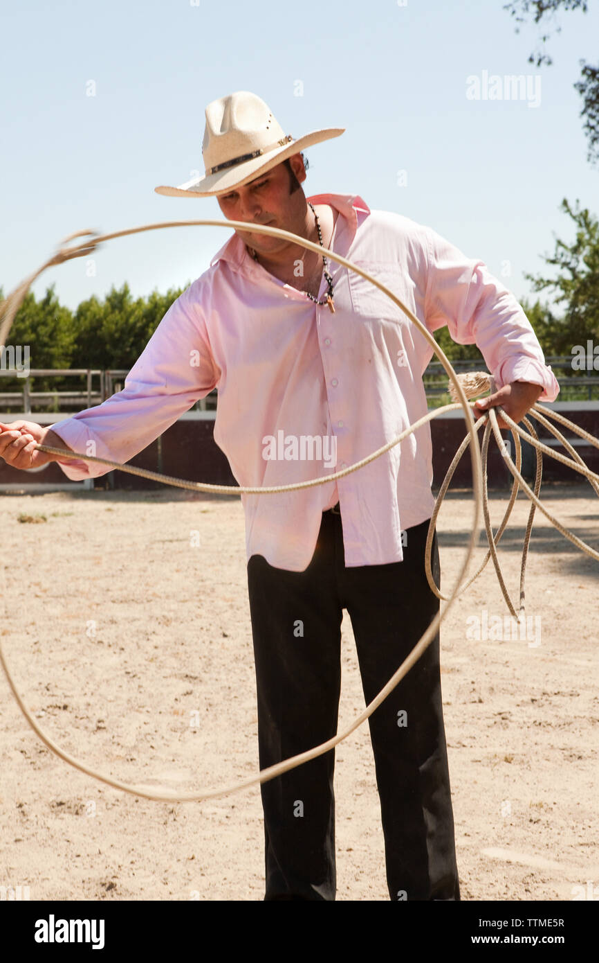 Stati Uniti, California, un cowboy fa alcuni trucchi con la sua corda in un ranch di Escalon Foto Stock