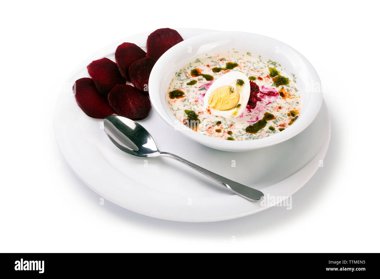 Freddo rinfrescante zuppa di barbabietole,dietetici piatto vegetariano, isolato su sfondo bianco Foto Stock