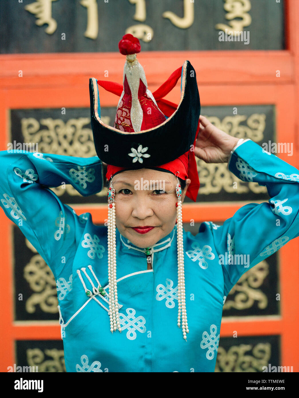 La Mongolia Ulaanbaatar, donna interprete del tradizionale danza mongola nella parte anteriore del Abtai-Sain Khan Palace Foto Stock