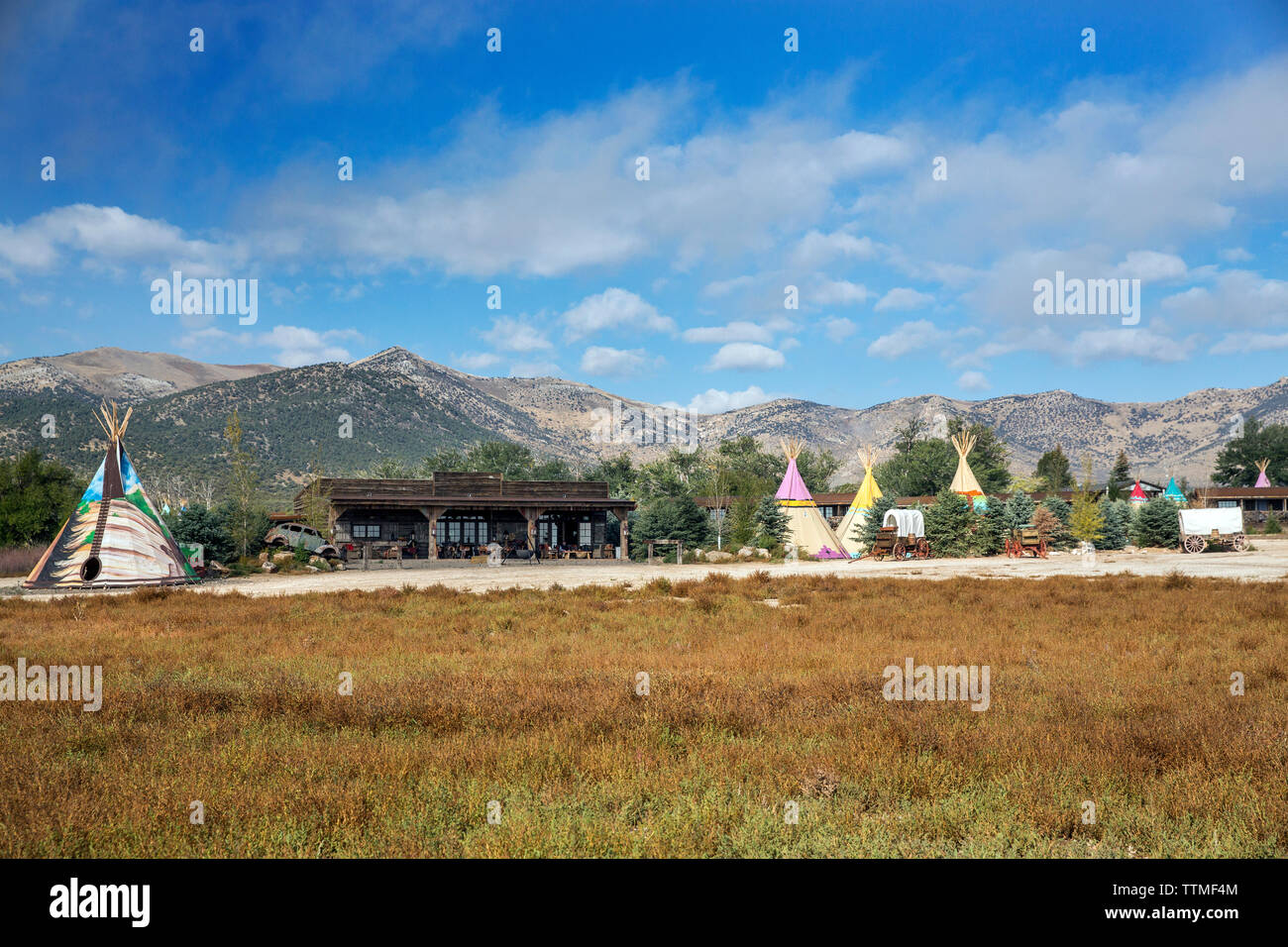 Stati Uniti d'America, Nevada, pozzi, tipis colorati sono sparse per tutto il Mustang monumento, un lusso sostenibile eco friendly resort e conservare per cavalli selvaggi, SAV Foto Stock