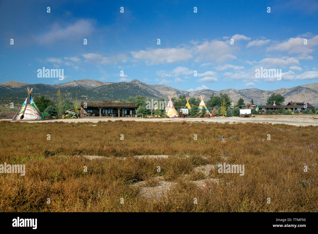 Stati Uniti d'America, Nevada, pozzi, tipis colorati sono sparse per tutto il Mustang monumento, un lusso sostenibile eco friendly resort e conservare per cavalli selvaggi, SAV Foto Stock