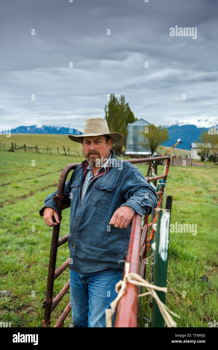 Stati Uniti d'America, Oregon, Enterprise, Ritratto di cowboy e rancher Todd Nash in un ranch nel nord est della Oregon tra impresa e Giuseppe Foto Stock