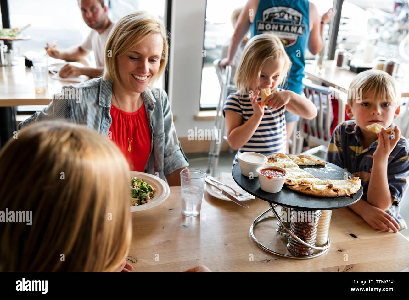 Stati Uniti d'America, Oregon, piegare, Pacific Pizza e birra, la famiglia mangiare la pizza Foto Stock