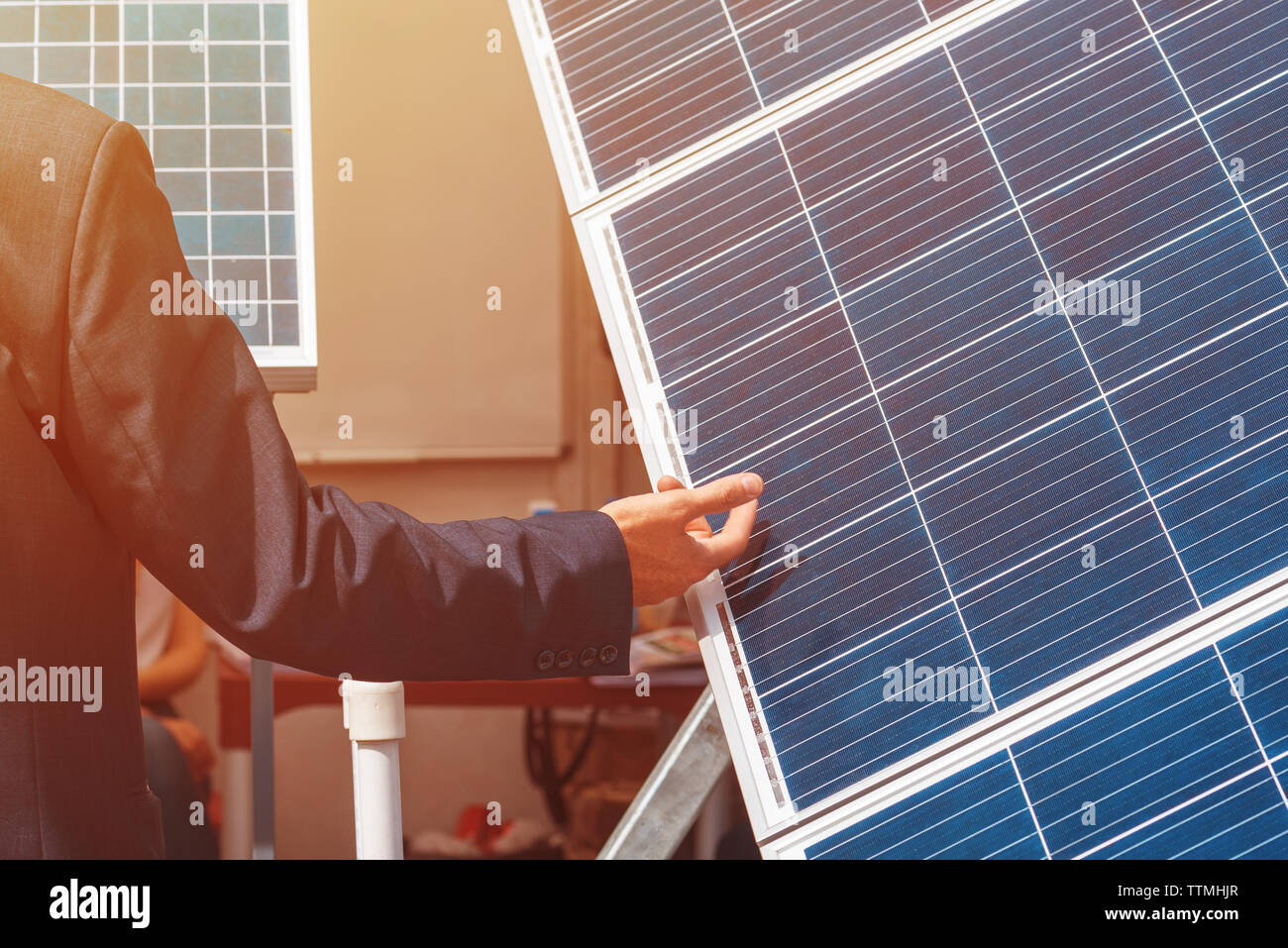 Pannello solare fotovoltaico presentazione aziendale, imprenditore parlando di fonte di energia rinnovabile lo sfruttamento Foto Stock