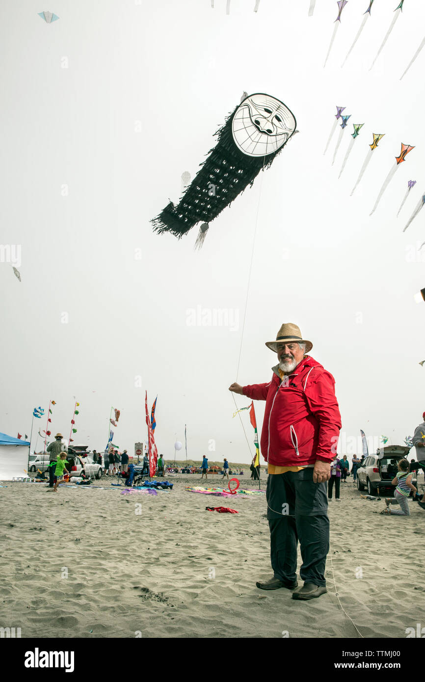 Stati Uniti d'America, nello Stato di Washington, spiaggia lunga penisola, Ron Gibian con il suo uomo barbuto faccia kite presso l'International Kite Festival, Ron è un membro della Phoe Foto Stock