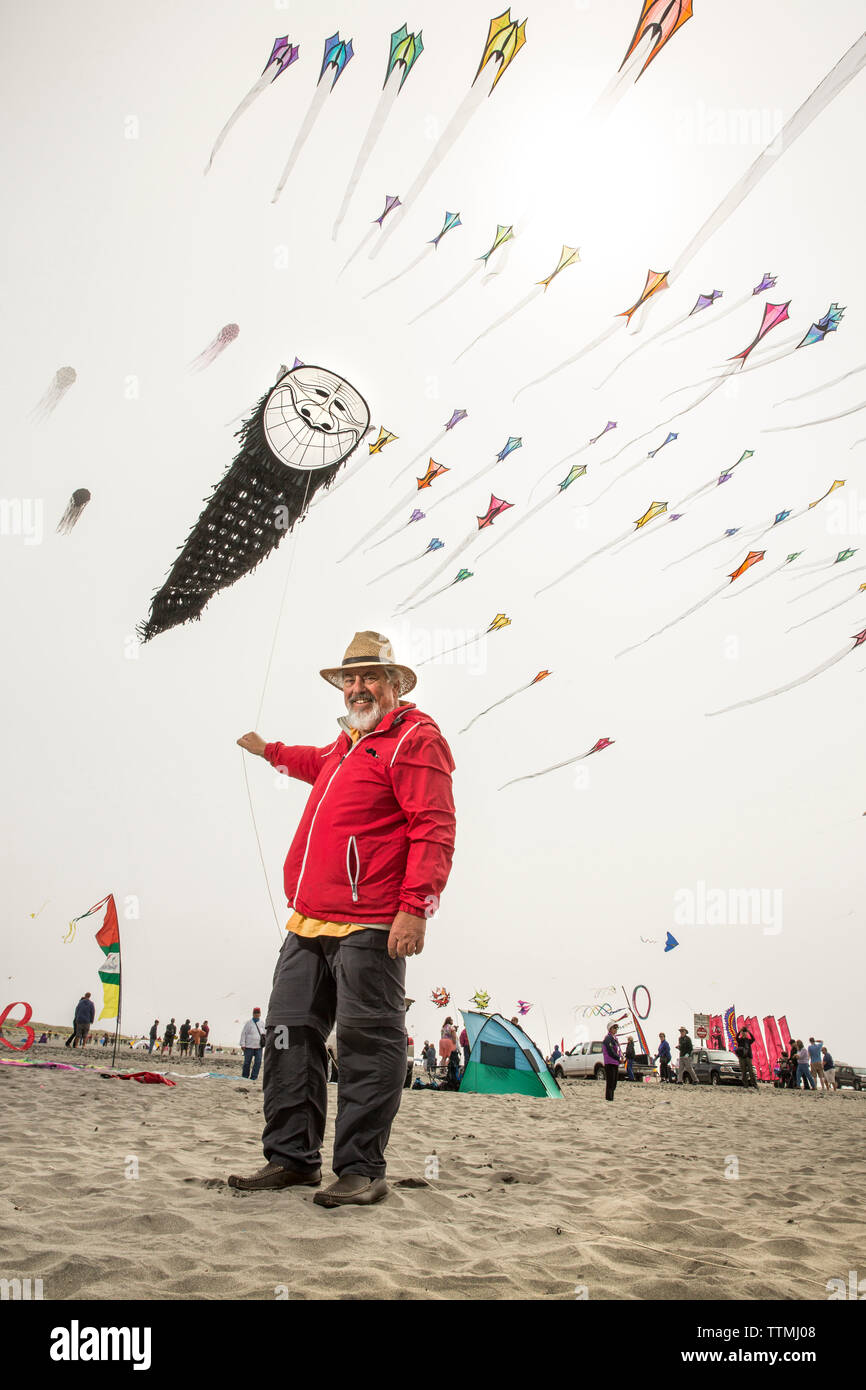 Stati Uniti d'America, nello Stato di Washington, spiaggia lunga penisola, Ron Gibian con il suo uomo barbuto faccia kite presso l'International Kite Festival, Ron è un membro della Phoe Foto Stock