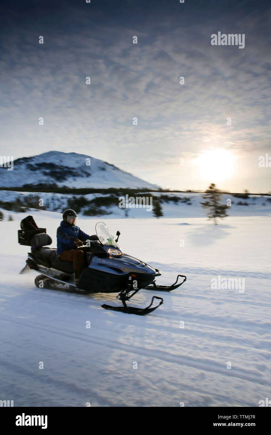 Stati Uniti d'America, Wyoming, il Parco Nazionale di Yellowstone, snowmobiling la strada snowpacked tra Mammoth Hot Springs e Norris Foto Stock