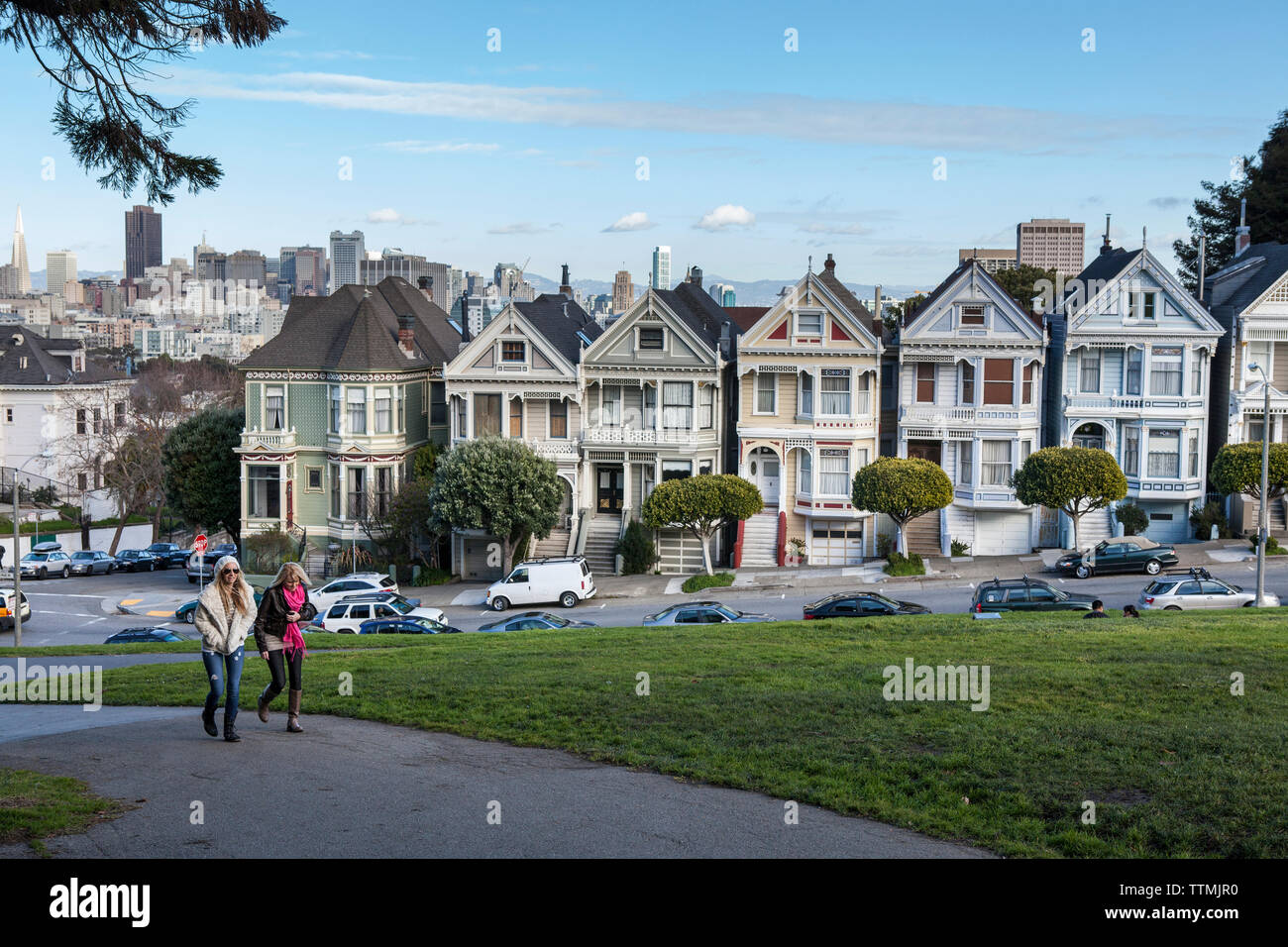 Stati Uniti, California, San Francisco, NOPA, Alamo Park con vedute della città e il Painted Ladies Foto Stock