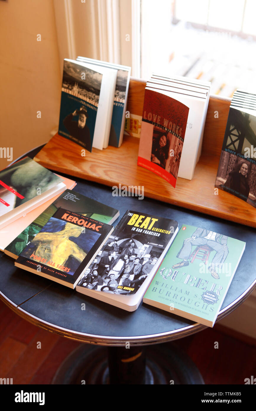 Stati Uniti, California, San Francisco, una tabella con i libri visualizzati al City Lights Bookstore, North Beach Foto Stock