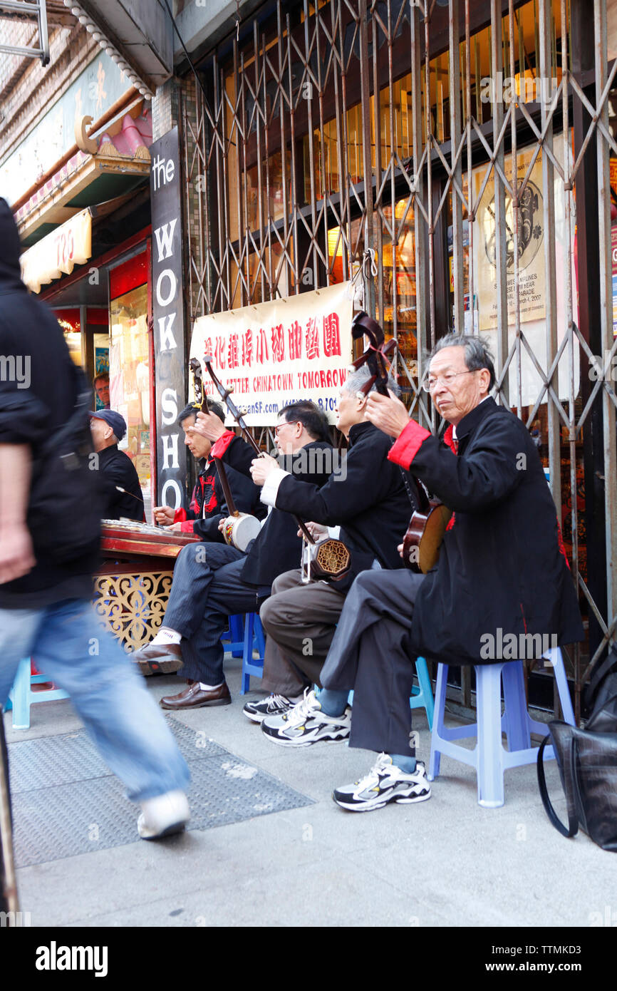 Stati Uniti, California, San Francisco, musicisti suonano musica sulla strada a China town Foto Stock