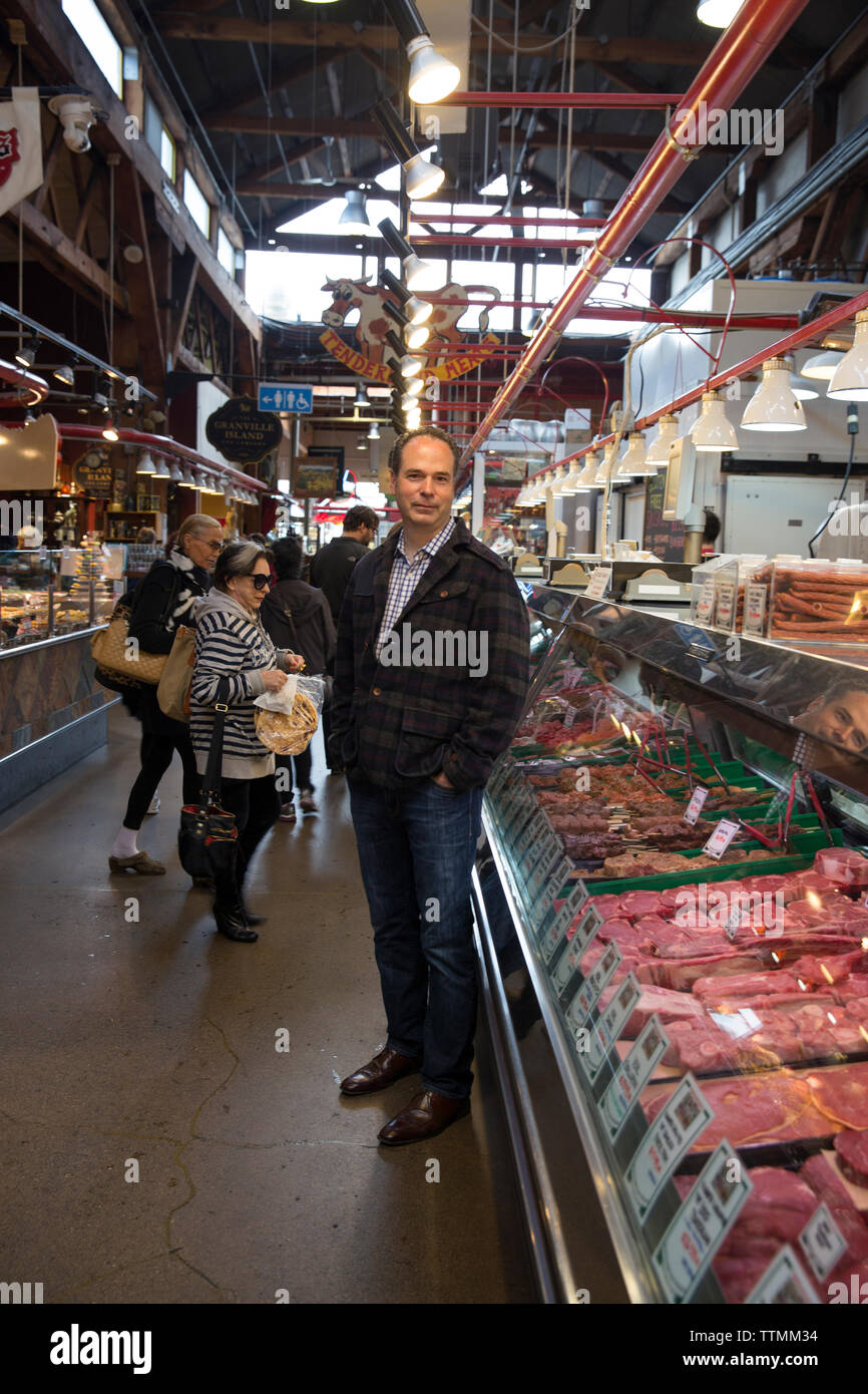 CANADA Vancouver, British Columbia, ritratto di Eric Pateman proprietario del Canada commestibili ristorante nell'Isola di Granville mercato pubblico Foto Stock