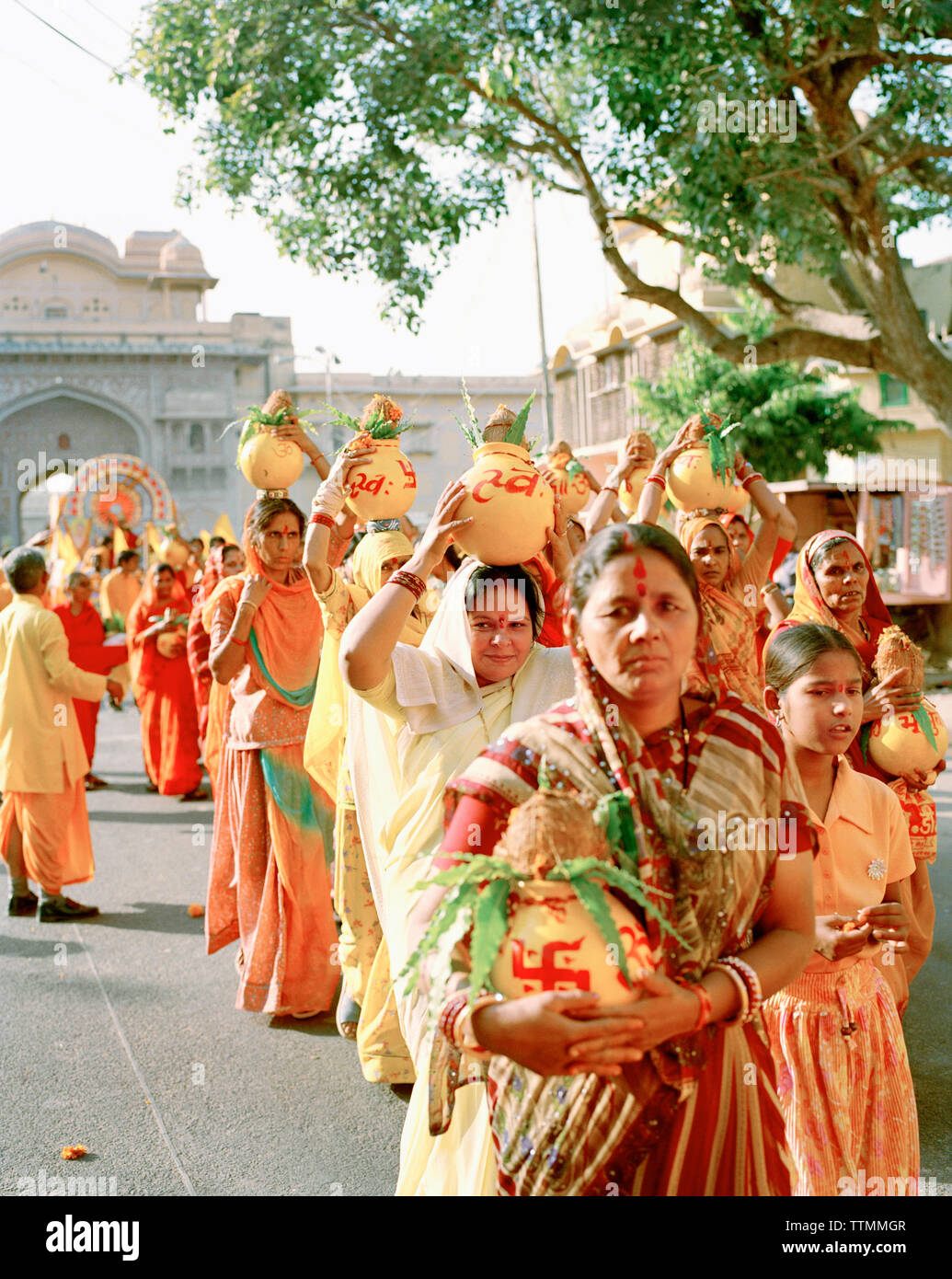 INDIA, Jaipur, festival con la donna che trasportano pentole sulle loro teste Foto Stock