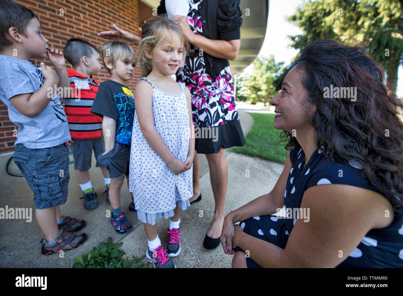 Stati Uniti - Agosto 22. 2016: Docente Wendy Daton e principale Trisha Ybarra Peters parla con kinder garden gli studenti che frequentano l'orientamento in collina Foto Stock