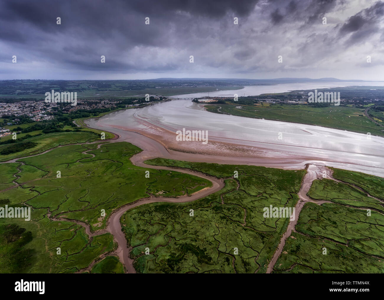 Nuvole temporalesche oltre l'estuario Loughor Foto Stock