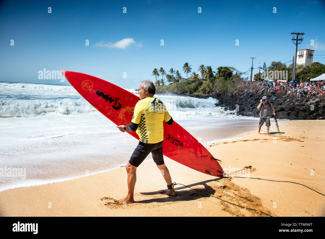 HAWAII, Oahu, North Shore Eddie Aikau, 2016 66 anni di Clyde Aikau, fratello di Eddie Aikau preparando a testa fuori durante la Eddie Aikau 2016 big wa Foto Stock