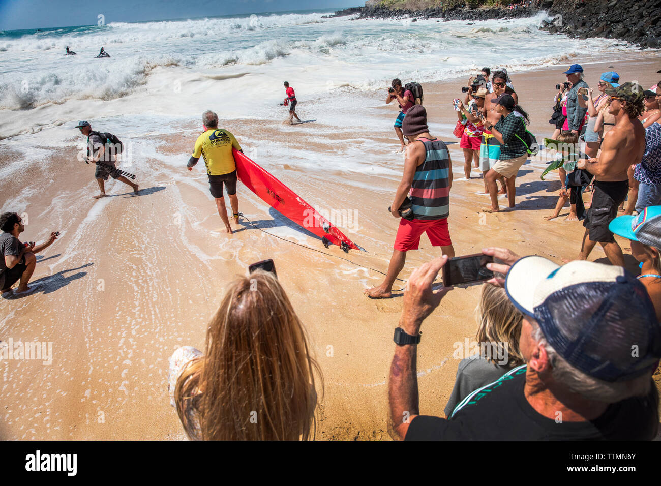 HAWAII, Oahu, North Shore Eddie Aikau, 2016 66 anni di Clyde Aikau, fratello di Eddie Aikau preparando a testa fuori durante la Eddie Aikau 2016 big wa Foto Stock