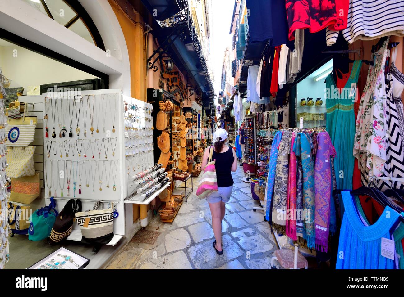 Turista femminile,a piedi attraverso Corfù città vecchia,negozi di souvenir,strada stretta,negozi,CORFU, ISOLE IONIE,isole greche,Grecia Foto Stock