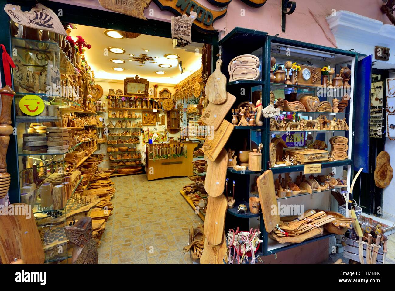 Corfu Old Town,in legno di olivo souvenir shop,strada stretta,negozi,CORFU, ISOLE IONIE,isole greche,Grecia Foto Stock