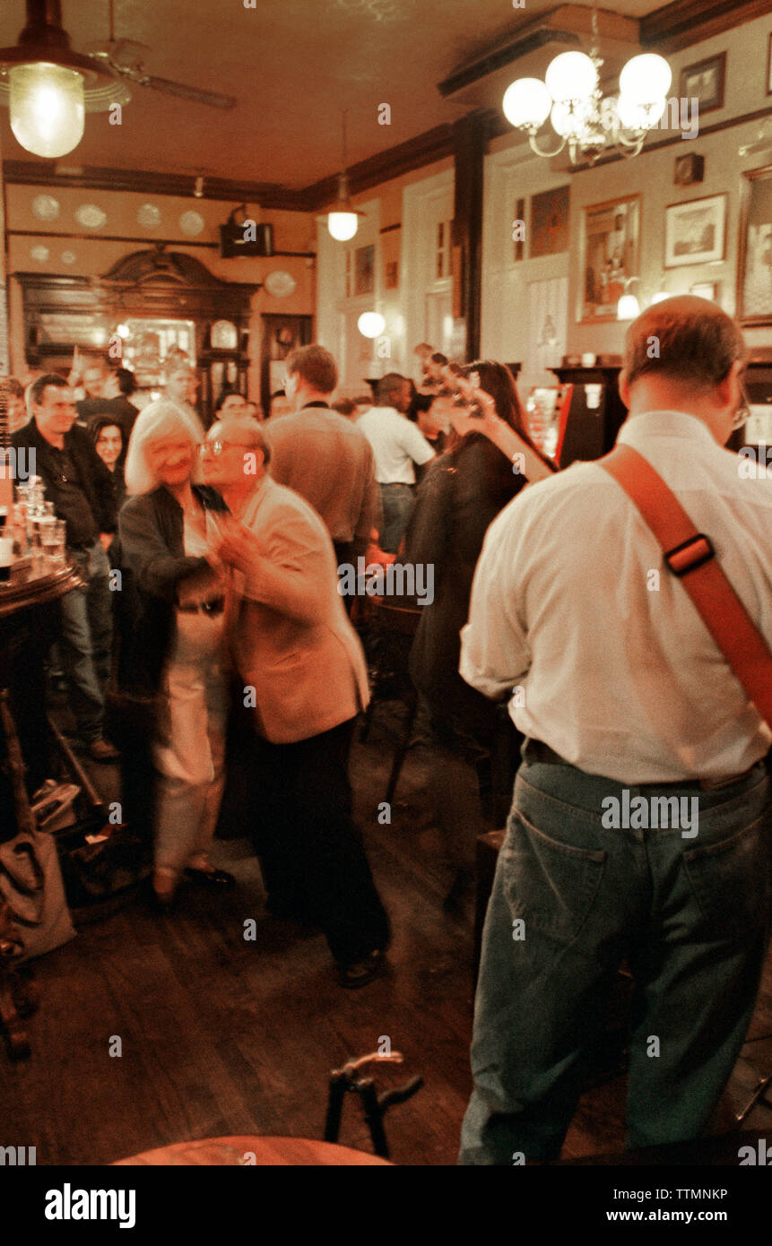 Inghilterra, Londra, una coppia di anziani le danze la musica dal vivo in un bar di Londra Foto Stock