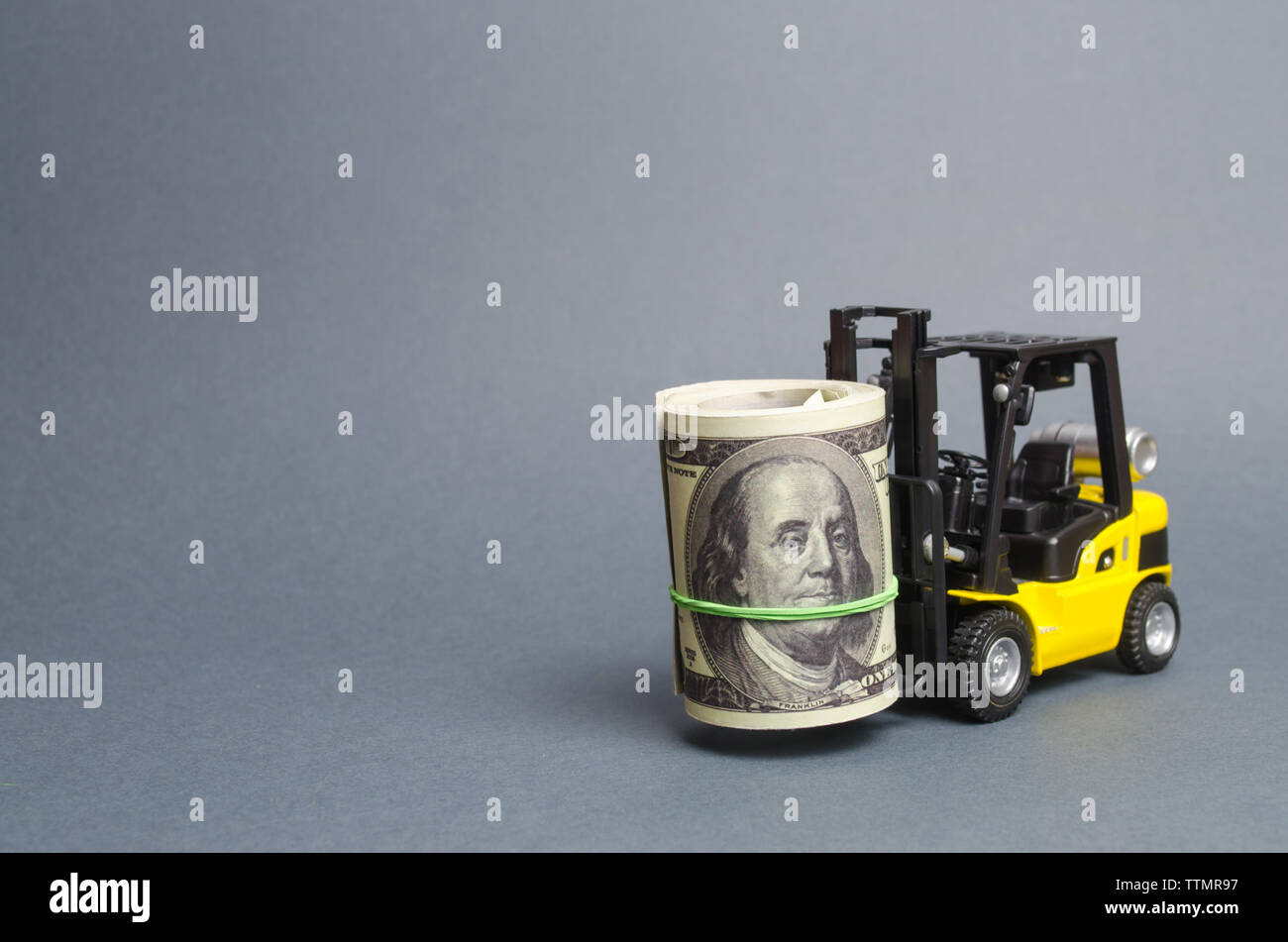 Carrello porta un fascio di dollari. Per attrarre gli investimenti diretti in azienda e la produzione e il miglioramento delle prestazioni economiche. Esportazione di capitali Foto Stock