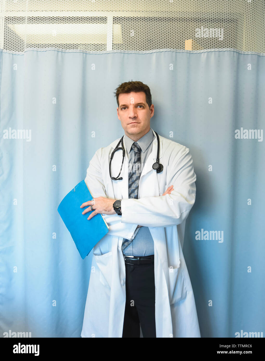 Dottore in camice bianco in piedi nella parte anteriore della stanza di ospedale tenda. Foto Stock