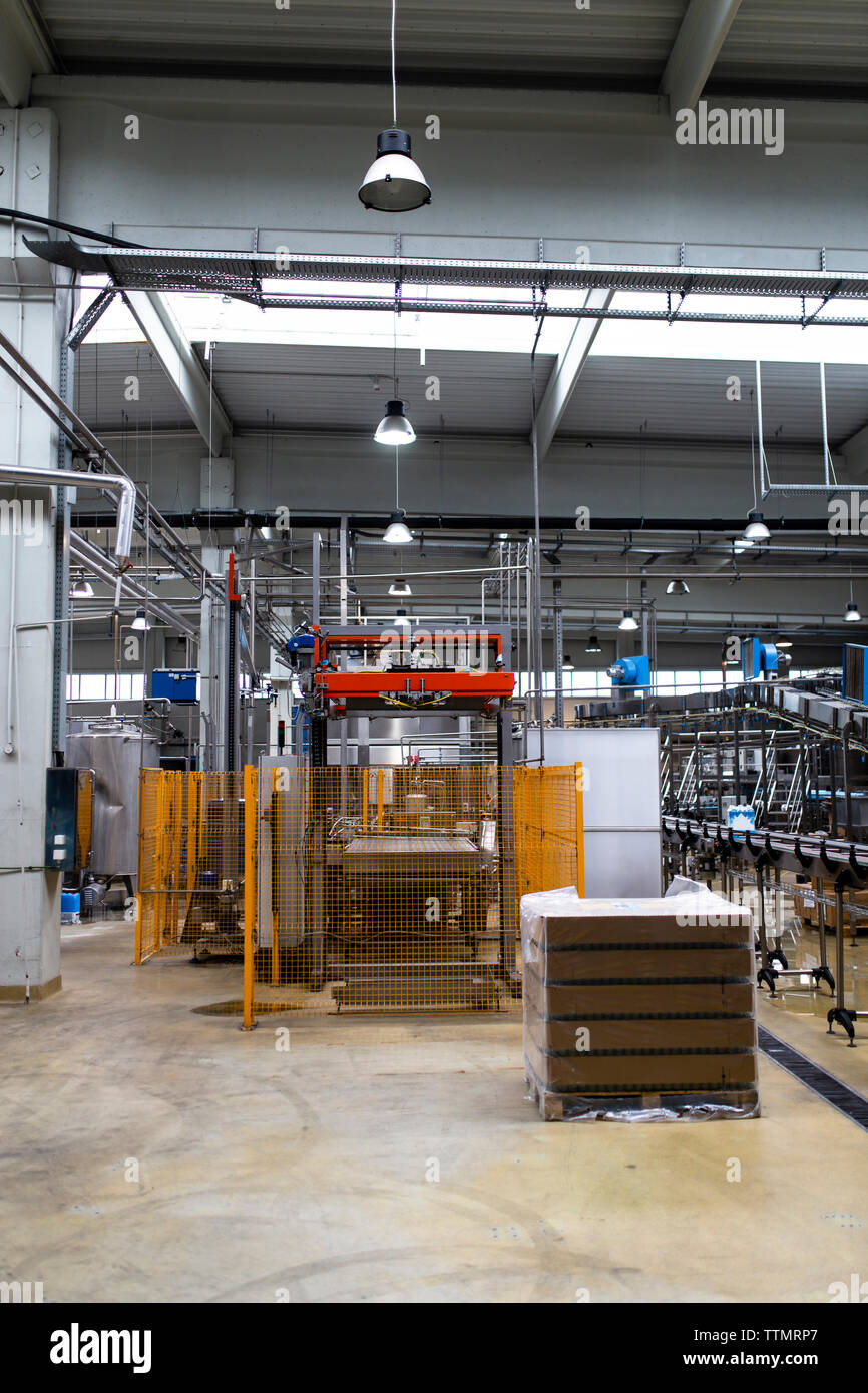 Interno della fabbrica con gli impianti di trasformazione delle derrate alimentari Foto Stock