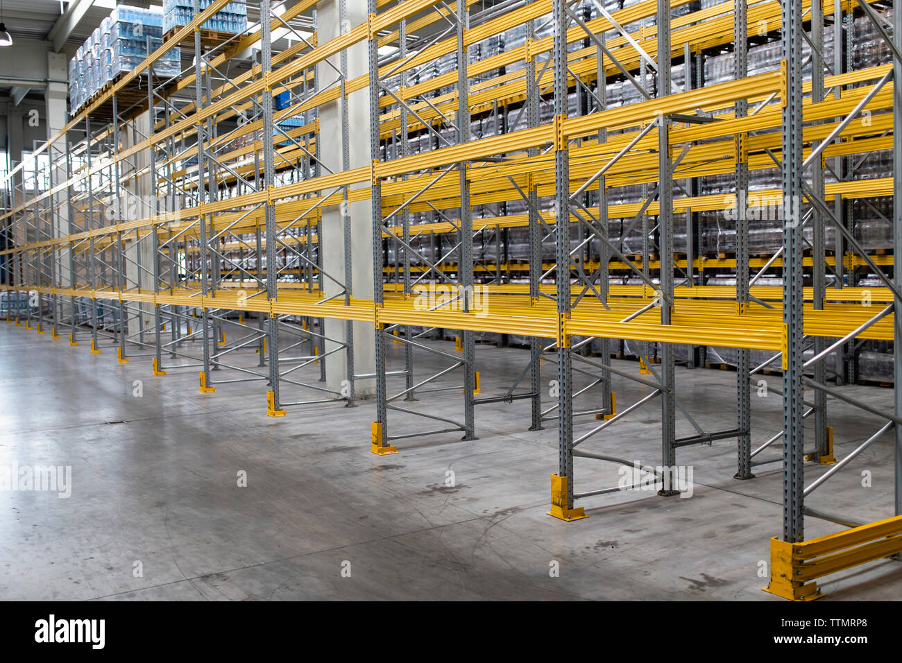 Scaffalature metalliche in magazzino Foto Stock