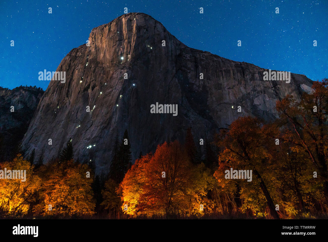 Vista tranquilla di montagne contro star campo durante la notte al Parco Nazionale di Yosemite Foto Stock