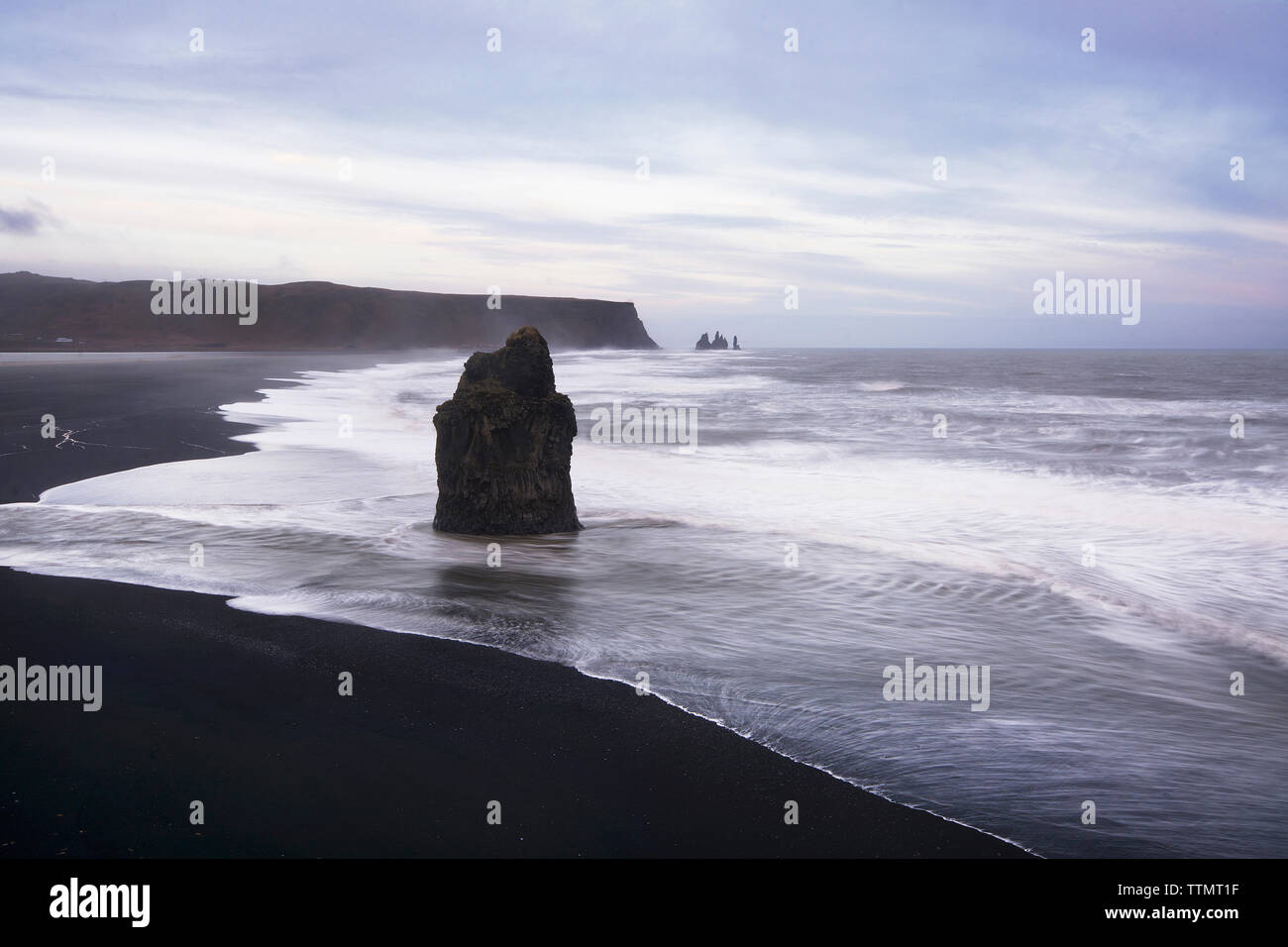 Vista panoramica della spiaggia di Vik contro il cielo nuvoloso Foto Stock