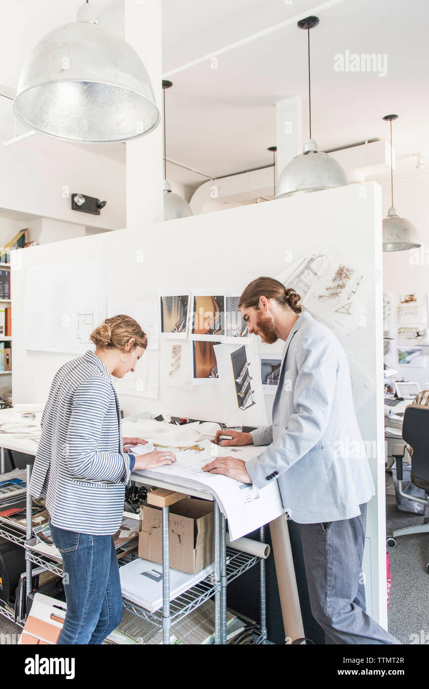 Architetti analizzando le cianografie in office Foto Stock