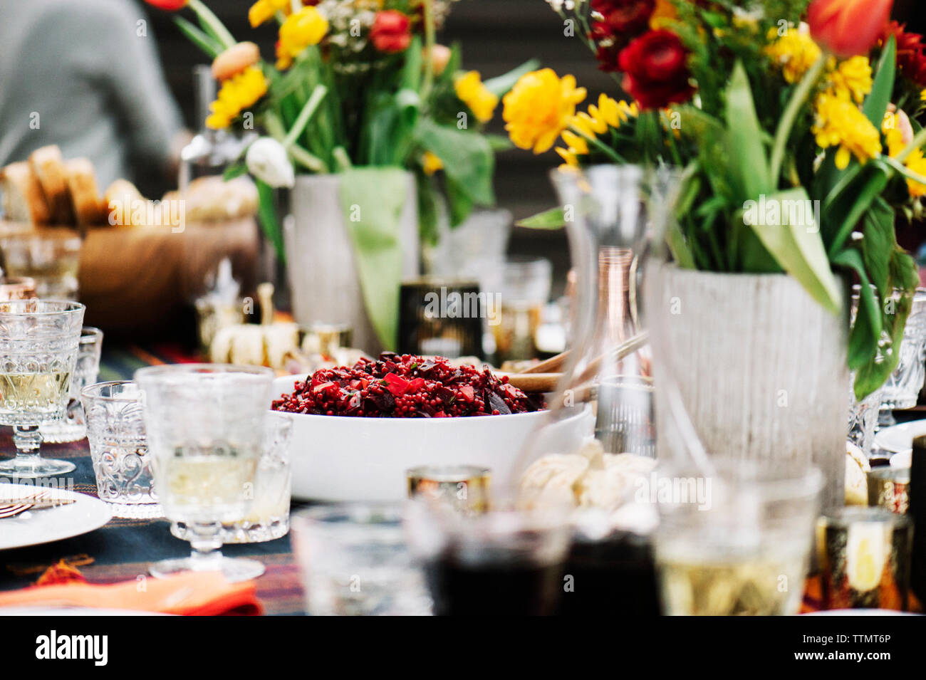 Il cibo con bevande da vasi di fiori serviti al tavolo Foto Stock