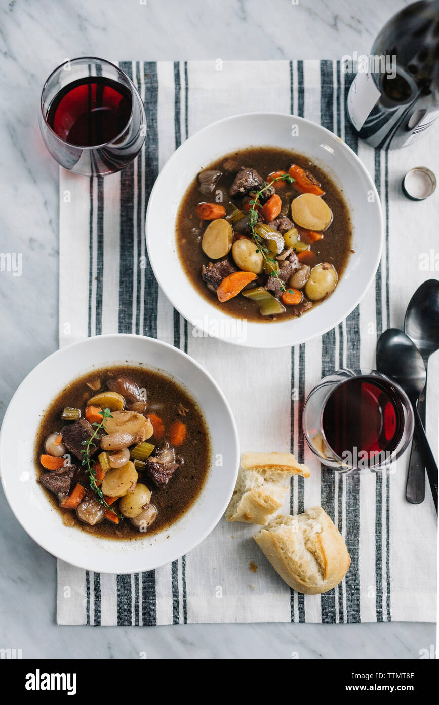 Vista aerea di stufato di manzo con il vino e il pane sulla tavola Foto Stock