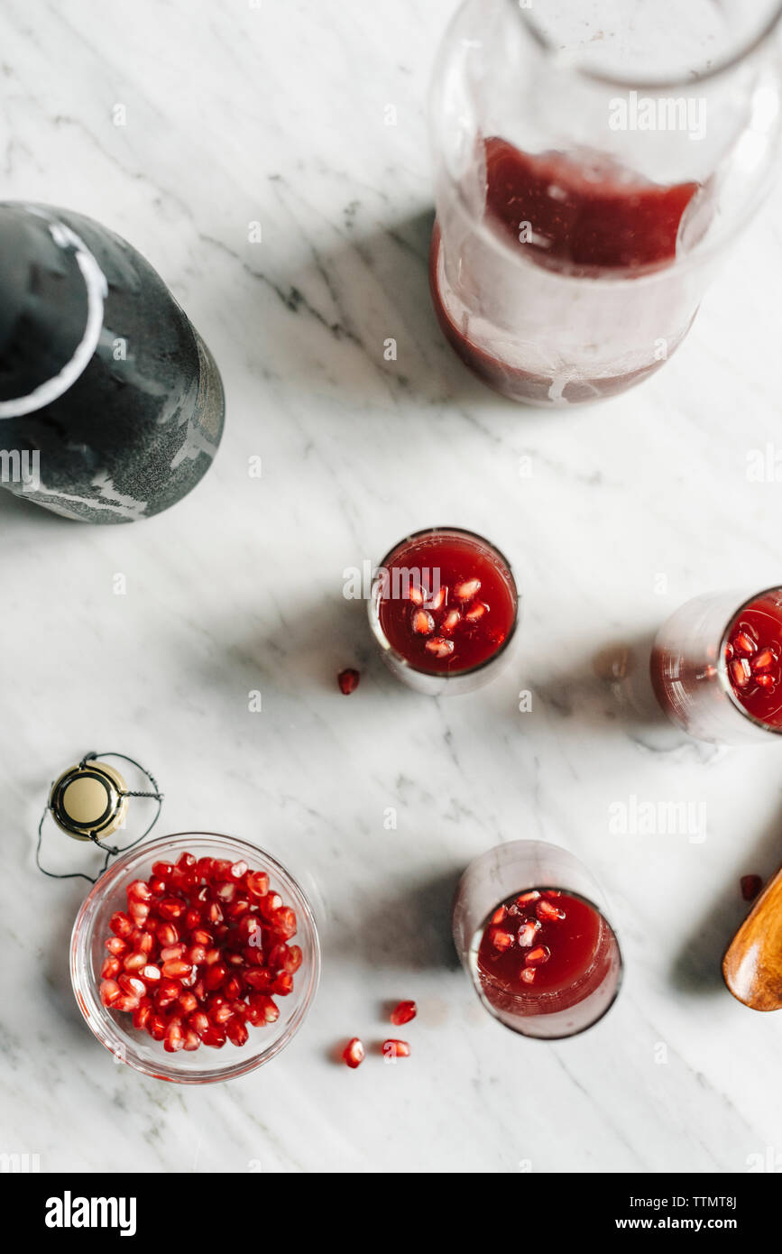 Angolo di Alta Vista del melograno con cocktail e champagne sull Isola per cucina Foto Stock