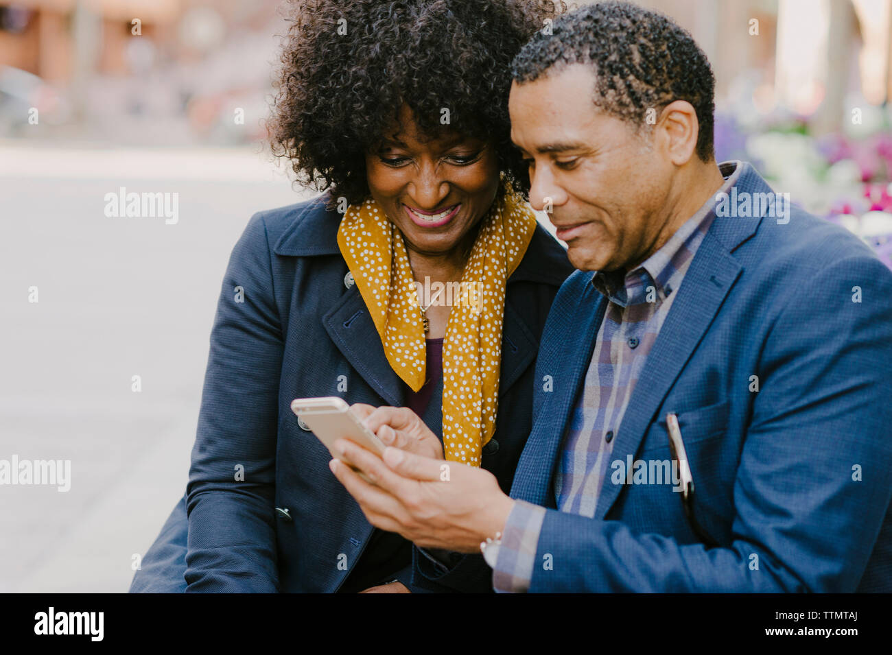 Felice coppia utilizzando il telefono cellulare Foto Stock