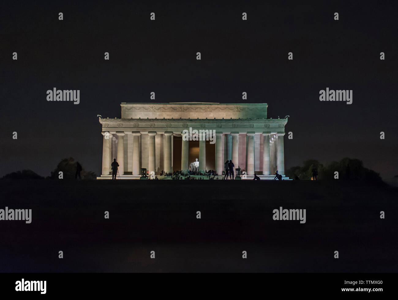 Silhouette di persone presso il Lincoln Memorial contro il cielo chiaro di notte Foto Stock