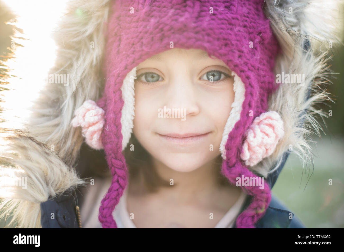 Close-up ritratto della ragazza carina indossando knit hat all'aperto Foto Stock