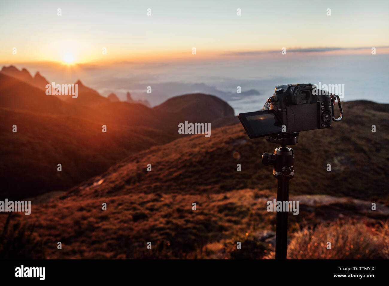 La telecamera video collegato al cavalletto sulla montagna durante il tramonto Foto Stock