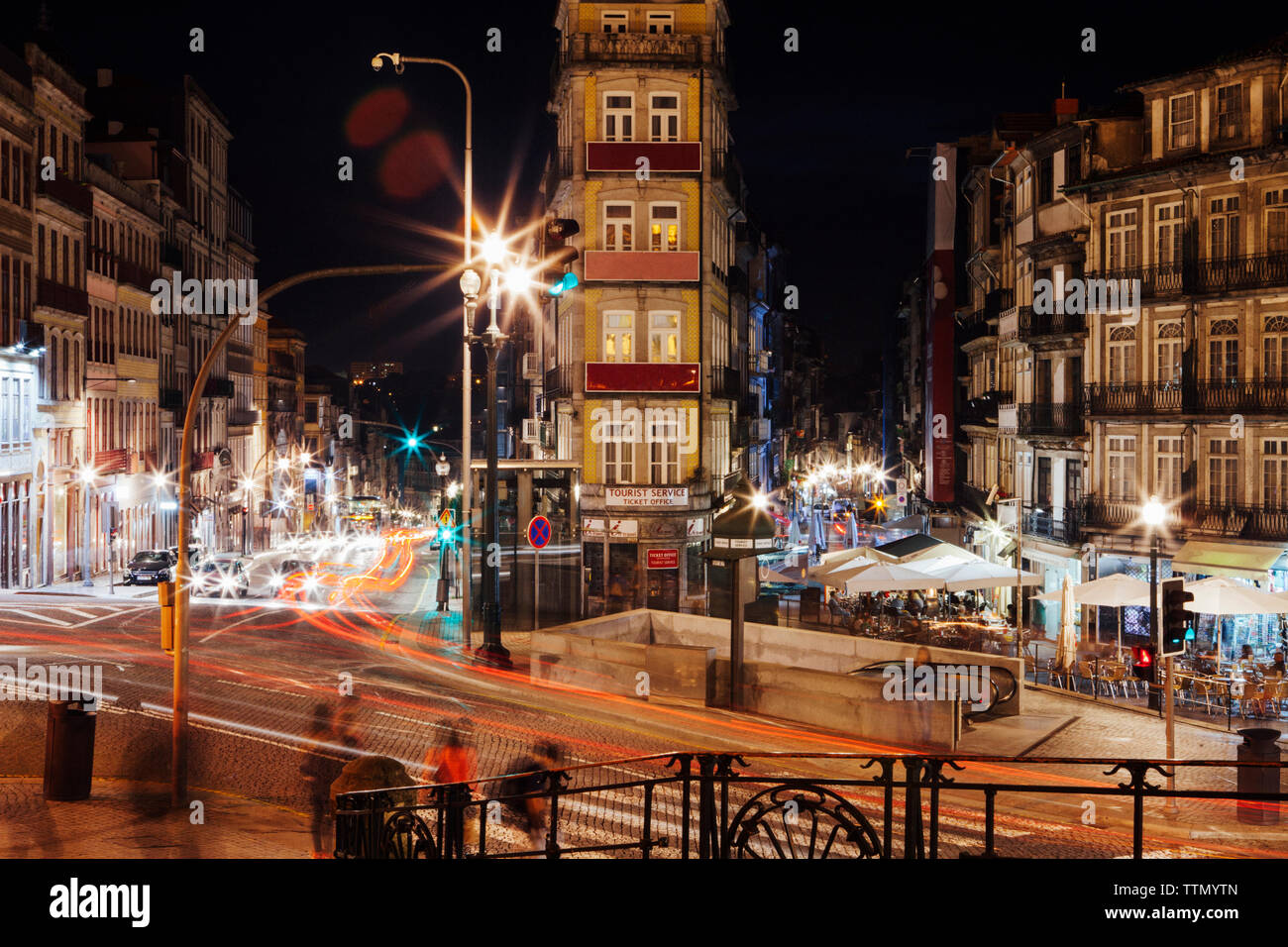 Sentieri di luce sulla strada di città di notte Foto Stock