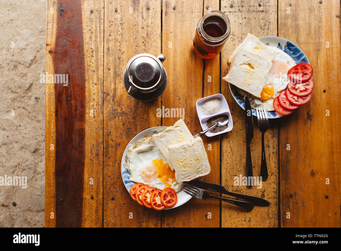 Vista aerea del cibo e bevande serviti al tavolo Foto Stock