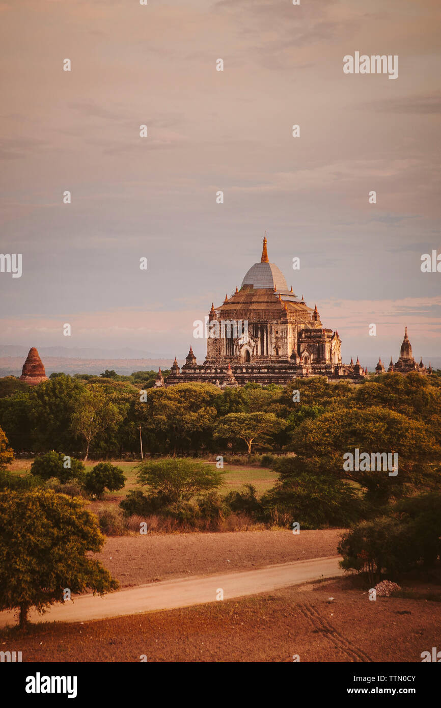 Tempio Thatbyinnyu contro il cielo nuvoloso durante il tramonto Foto Stock