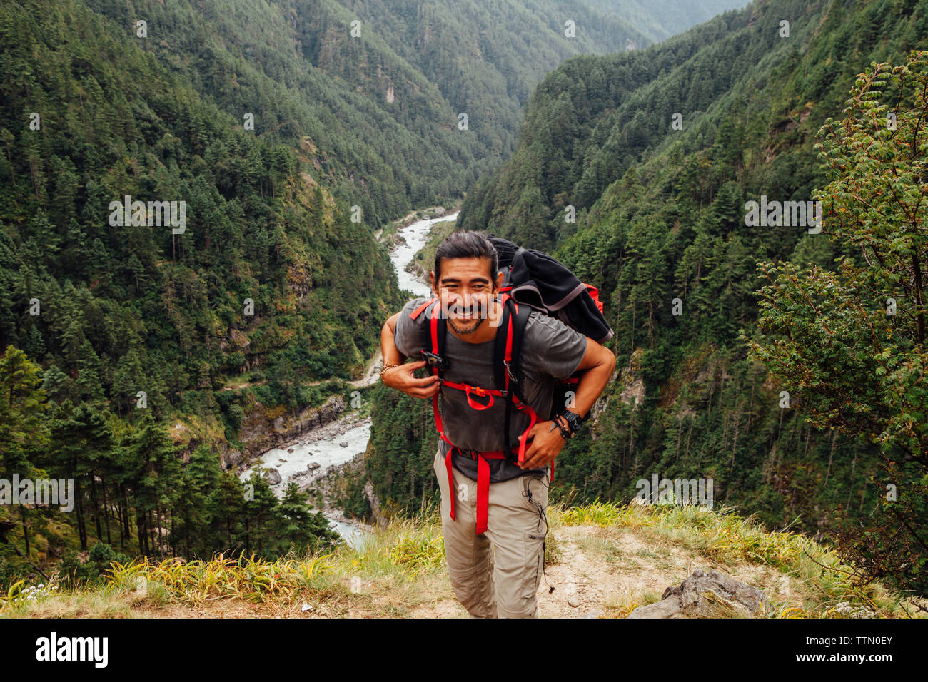 Escursionista maschio con zaino permanente sulla montagna a Parco Nazionale di Sagarmatha Foto Stock
