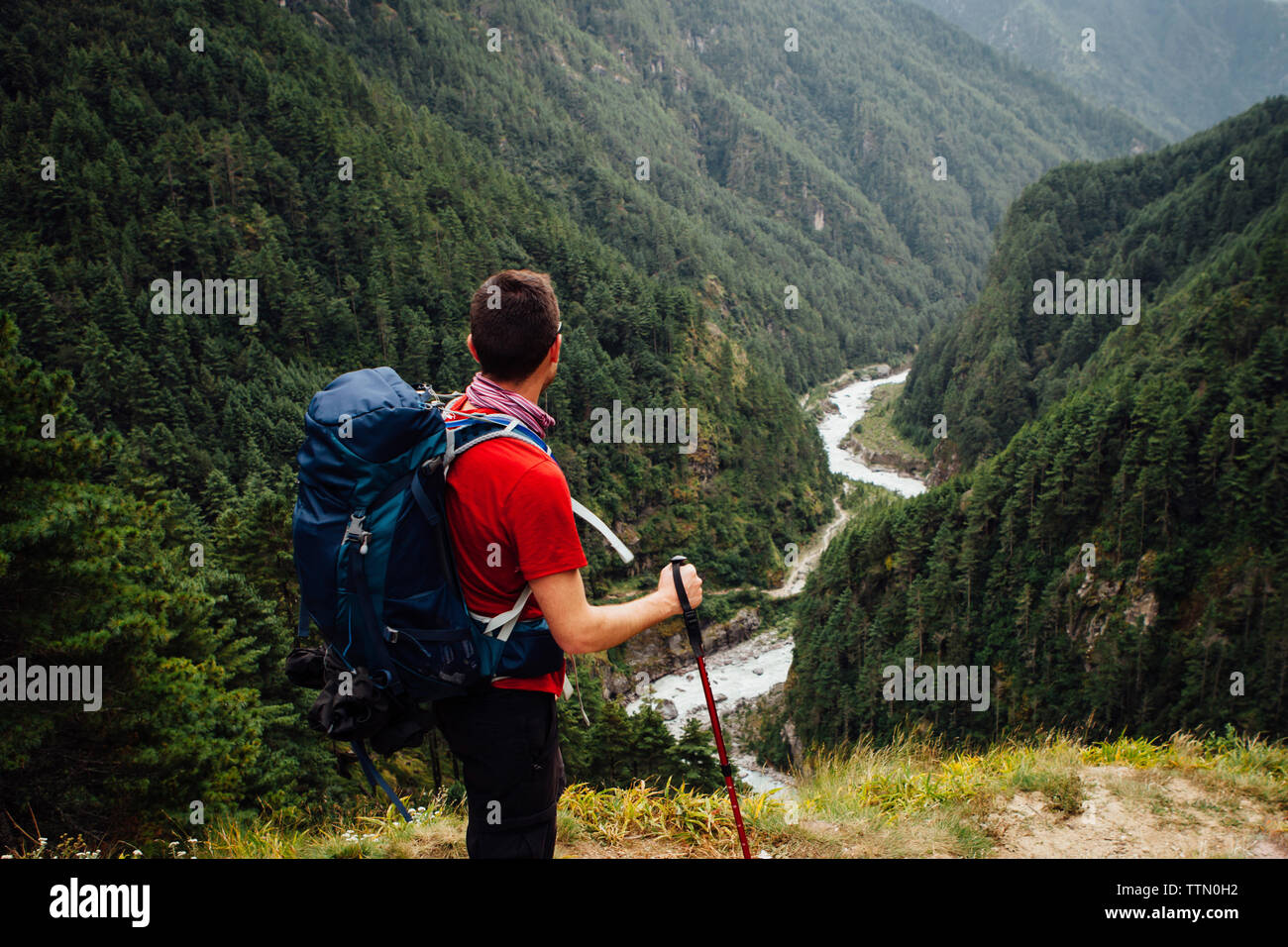 Escursionista con zaino permanente sulla montagna a Parco Nazionale di Sagarmatha Foto Stock